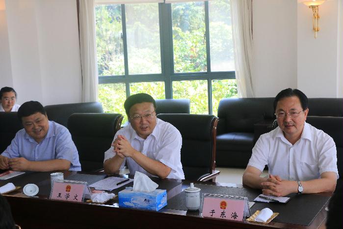 市人大常委会副主任于东海,秘书长王炳刚参加调研.